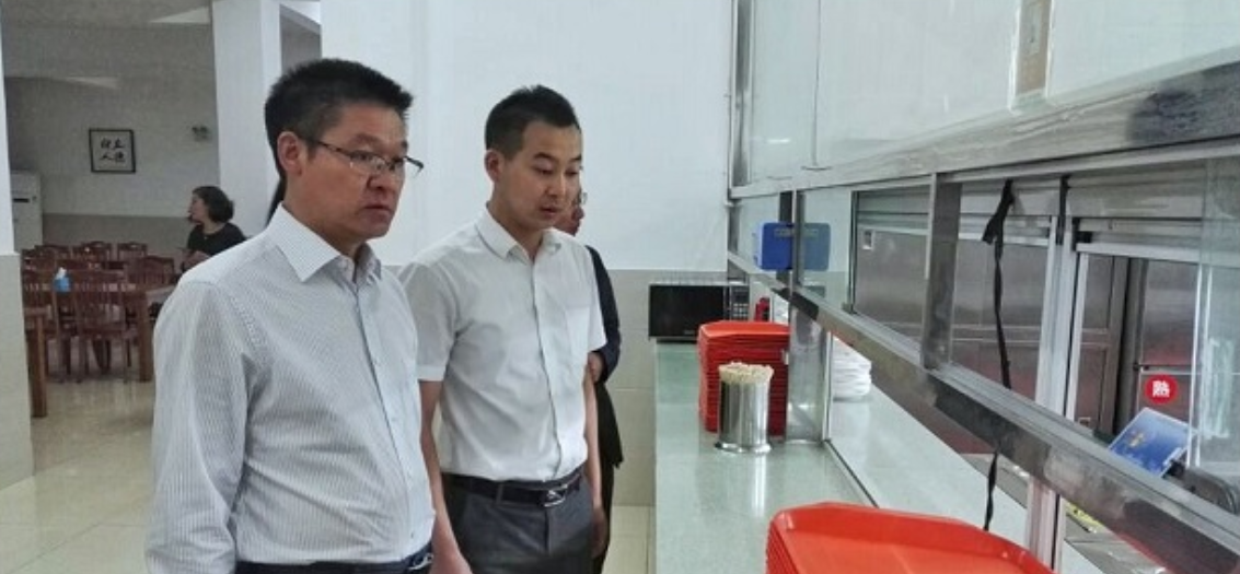 荆州中学家长代表赴夷陵中学考察食堂管理工作