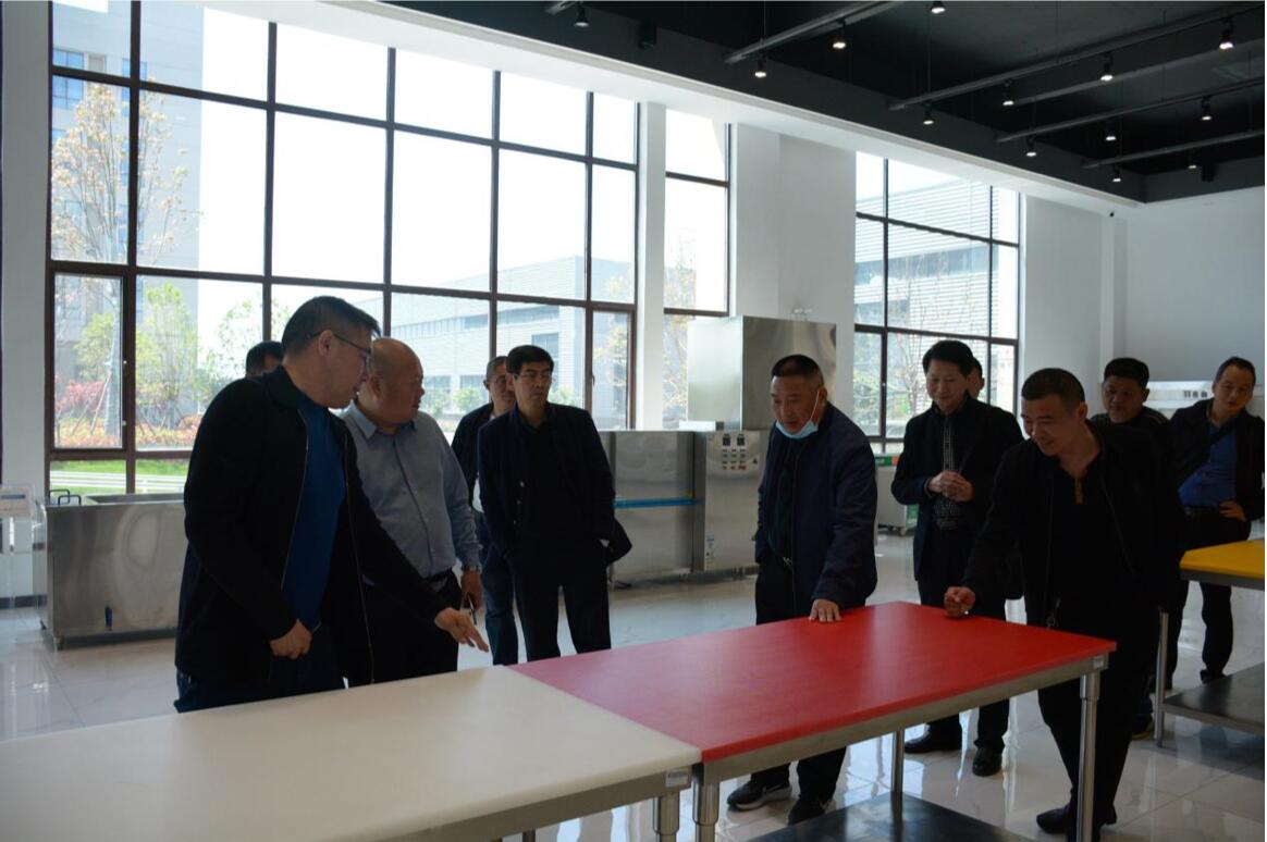随县二中苏校长一行莅临得一集团参观指导工作