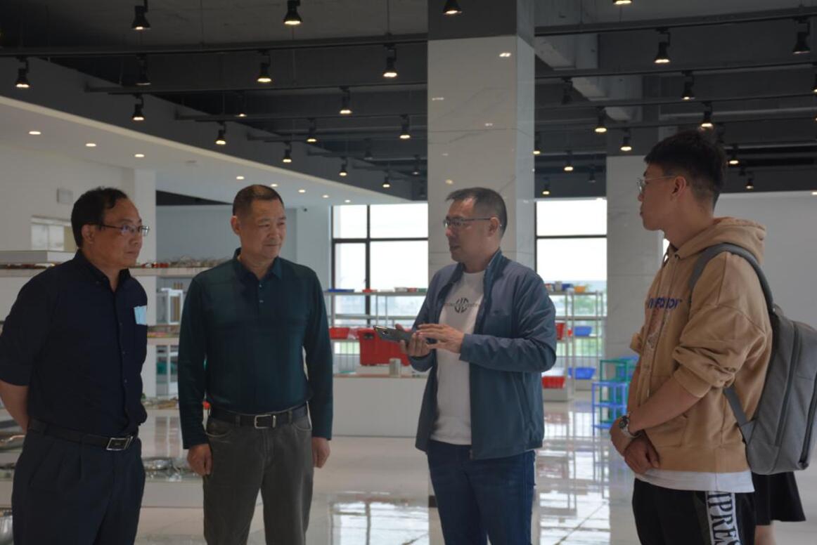 宜昌市高新区招商局局长李世旭一行莅临得一集团 参观指导工作
