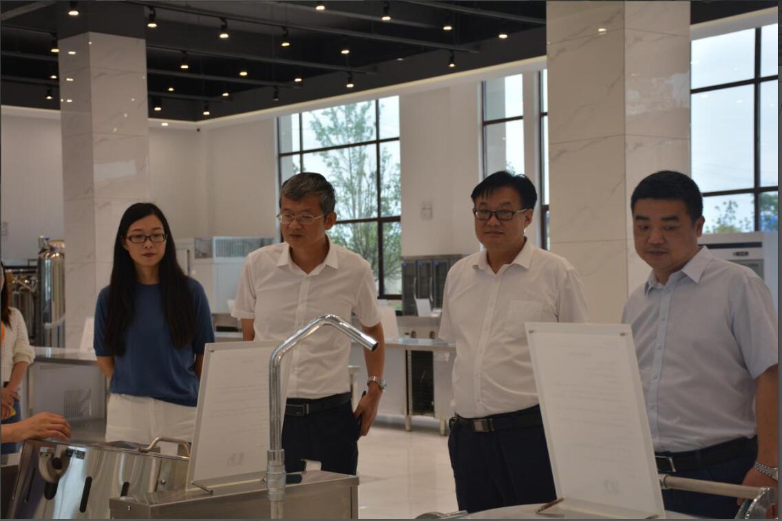 襄阳技师学院冯院长一行莅临得一集团参观考察