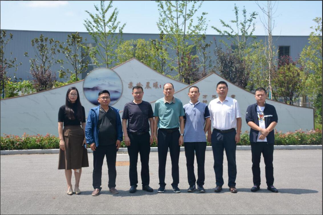 荆门市教育局刘大平主任一行莅临得一集团参观考察