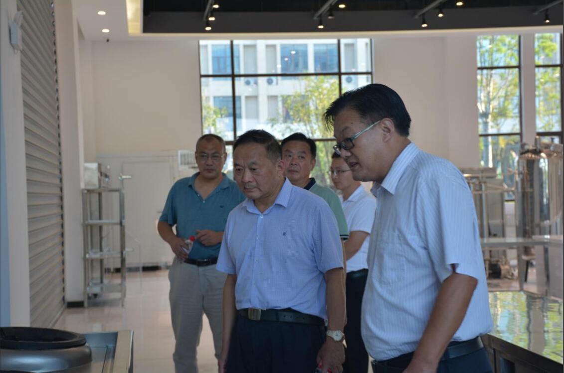 襄阳市第八中学陈校长一行莅临得一集团参观考察